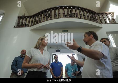 2022-08-22 10:18:26 Dutch Ministers of Foreign Trade and Development Liesje Schreinemacher (L) attends her visit to the Caritas Collective center which humanitarian aid for locals in the city of Irpin, near Kyiv, Ukraine, 22 August 2022. Dutch Ministers of Foreign Trade and Development Liesje Schreinemacher and Minister of Defense Kajsa Ollongren visit Kyiv and suraund cities to meet with Ukrainian officials. Irpin as well as other towns and villages in the northern part of the Kyiv region became battlefields and were heavily shelled when Russian troops tried to reach the Ukrainian capital Kyi Stock Photo