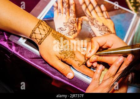 8 mehndi design hands full hand by black tie | Image