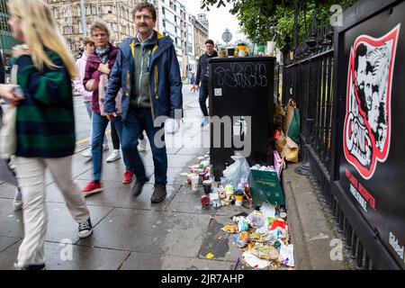 Edinburgh, Scotland, UK. 22nd Aug, 2022. The fifth day of the Waste Service Strike has led to central Edinburgh becoming an unsanitary mess, with rubbish not being collected from bins it's piling up and beginning to smell. Credit: David Coulson/Alamy Live News Stock Photo