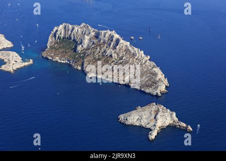 Marseille (south-eastern France): aerial view of the island “ile Maire”, totally uninhabited, in the immediate vicinity of the “Cap Croisette” headlan Stock Photo