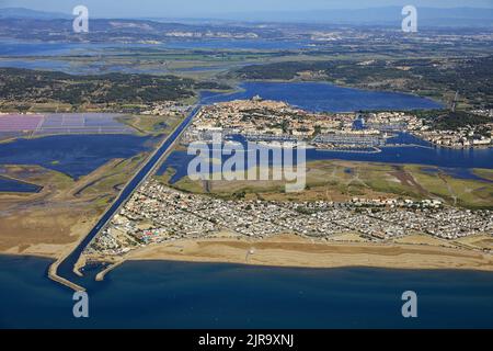 Gruissan (south of France): aerial view of the seaside resort along the coast of the Lion Gulf and the harbour between the Clape Massif and the Medite Stock Photo
