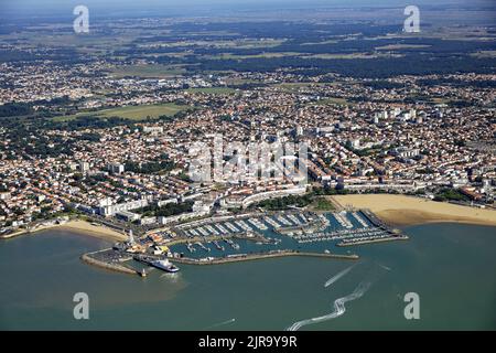 Meschers-sur-Gironde (south-western France): aerial view of the harbour and the seaside resort in the Gironde Estuary Stock Photo