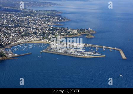 Saint-Quay-Portrieux (Brittany, north-western France): aerial view of the Goelo seaside resort, its fishing port and its marina Stock Photo