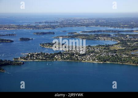 Larmor-Baden (Brittany, north-western France): aerial view of the seaside resort and its islands (Berder, Gavrinis, ile Longue, Radenec) in the Gulf o Stock Photo
