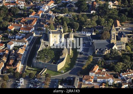 Noirmoutier-en-L’ile (central-western France): aerial view of the village surrounding the castle dating back to the 12th century. Stock Photo