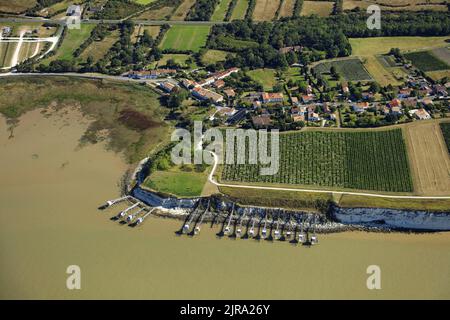 Talmont-sur-Gironde (south-western France): aerial view of the small village of Le Caillaud on a rocky promontory overhanging the Gironde River. Squar Stock Photo