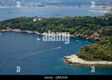 Antibes (south-eastern France): aerial view of the cove “anse de l'Argent Faux', Peninsula of Antibes Stock Photo