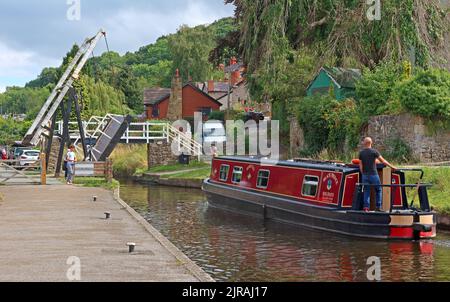 The Frederick William CR 47756 traditional barge at open Bascule bridge, Vale of Llangollen, Trevor, Llangollen, Wales, UK,  LL20 7TP Stock Photo