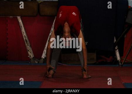 Gaza City, Gaza Strip, Palestine. 22nd Aug, 2022. Gaza, Palestine. 22 August 2022. A young Palestinian contortionist practices his acrobatic skills at the Palestine Sports Centre in Gaza City (Credit Image: © Ahmad Hasaballah/IMAGESLIVE via ZUMA Press Wire) Stock Photo