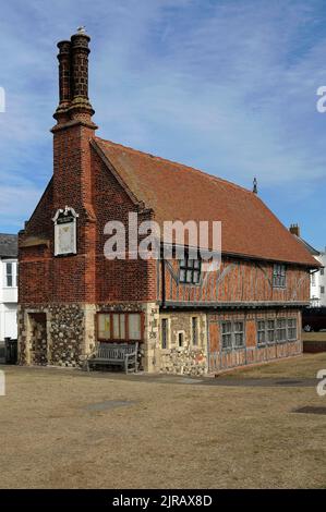 Four centuries of civic pride: the Tudor timber-framed Moot Hall on the seafront at Aldeburgh, Suffolk, England, UK, built around 1520 to shelter an open market, has hosted meetings of local councillors for the last 400 years. Stock Photo