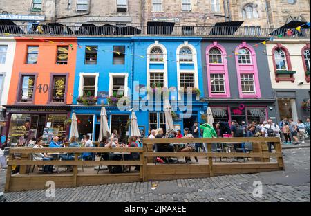 Edinburgh, Scotland, UK. 23rd  August 2022. Rubbish is seen piled on the streets of Edinburgh city centre on day six of a 12 day strike by city refuse collectors. Pic[ Outdoor diners on Victoria Street don’t seem to mind the rubbish strewn street. Iain Masterton/Alamy Live News Stock Photo