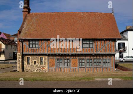 The historic half-timbered Moot Hall, facing the North Sea at Aldeburgh, Suffolk, England, UK, was built in 1520, in the reign of King Henry VIII, to shelter an open market, but for the last 400 years it has served as the town hall.  Aldeburgh Town Council now shares both floors with Aldeburgh Museum. Stock Photo