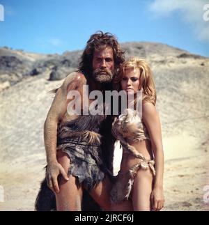 JOHN RICHARDSON and RAQUEL WELCH in ONE MILLION YEARS B.C. 1966 director DON CHAFFEY visual effects Ray Harryhausen Associated British - Pathe / Hammer Films / Seven Arts Productions Stock Photo