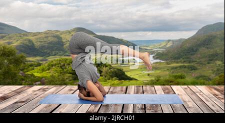 woman doing yoga over Killarney National Park Stock Photo