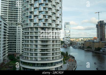 London UK, 23rd August 2022. UK Weather.   Fine summer sunset over canary wharf, isle of Dogs London, England. Credit: glosszoom/Alamy Live News Stock Photo