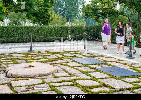 Visitors view the graves and eternal flame at the Kennedy Gravesite in Arlington National Cemetery across the Potomac River from Washington, D.C. Stock Photo