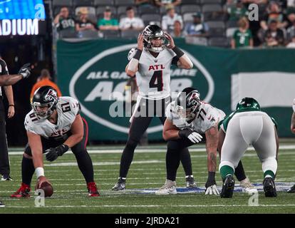 EAST RUTHERFORD, NJ - AUGUST 22: Atlanta Falcons quarterback Desmond Ridder  (4) throws during the National Football League game between the New York  Jets and the Atlanta Falcons on August 22, 2022