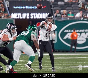 EAST RUTHERFORD, NJ - AUGUST 22: Atlanta Falcons quarterback Desmond Ridder  (4) throws during the National Football League game between the New York  Jets and the Atlanta Falcons on August 22, 2022