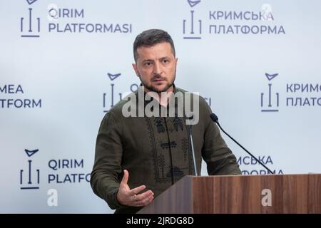 Kyiv, Ukraine. 23rd Aug, 2022. President of Ukraine VOLODYMYR ZELENSKYY (center) meets with media representatives at the end of the Crimean Platform in this photo provided by the Ukrainian Presidential Press Office. Zelensky vowed that Kyiv's forces will retake Russian-occupied Crimea, as the leader seeks to build international support for full restoration of the country's pre-2014 borders and reversal of all Russian gains. (Credit Image: © Ukraine Presidency/ZUMA Press Wire) Stock Photo