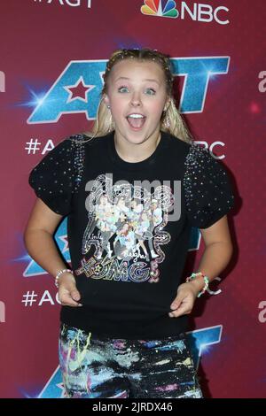 LOS ANGELES - AUG 23: JoJo Siwa, XOMGPOP at the America's Got Talent