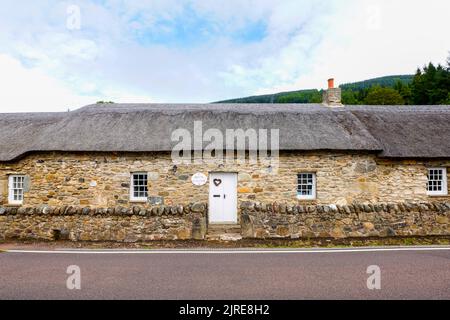 Traditional thatched cottage  by Loch Earn in Lochearnhead village, Scotlend. Stock Photo
