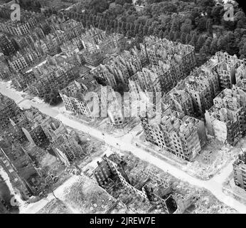 . Deutsch: Blick von Südosten nach Nordwesten über beim durch britische Bomben ausgelösten Feuersturm 27./28. Juli 1943 ausgebrannte Wohnhäuser: Die Hauptstraße im Bild ist der Eilbeker Weg, die Querstraßen, rechts beginnend, Kleiststraße (angeschnitten), Rückertstraße (südl. des Eilbeker Wegs ist eine Sperrmauer zu sehen, die die zerstörte und daher unbewohnte Feuersturmzone abriegelt), Seumestraße (mit Haus Seumestr. Nr. 44 auf der östlichen Straßenseite, einziges unzerstörtes Haus im sichtbaren Abschnitt der Straße, bis heute erhalten), Wielandstraße, Friedrichsberger Straße, in diese münde Stock Photo