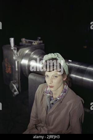 Miss M Greatorex, a war worker involved in the manufacture of 17-pdr anti-tank guns, 1943. Miss M Greatorex machines spring cases for 17-pounder guns. Stock Photo