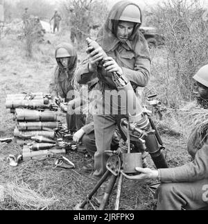 THE BRITISH ARMY IN THE UNITED KINGDOM 1939-45. Airborne troops training with a 3-inch mortar, December 1942. Airborne troops training with a 3-inch mortar, December 1942. Stock Photo