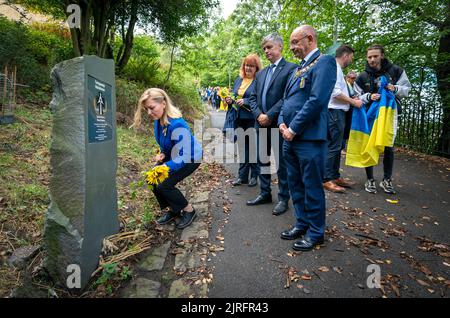 Inna Prystaiko, wife of Ukraine ambassador Vadym Prystaiko, lays the first sunflower at the Holodmor plaque at Edinburgh's Calton Hill to mark Ukrainian Independence Day, and six months since Russia's invasion of Ukraine. Picture date: Thursday August 24, 2022. Stock Photo