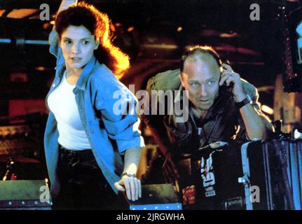 MARY ELIZABETH MASTRANTONIO, ED HARRIS, THE ABYSS, 1989 Stock Photo