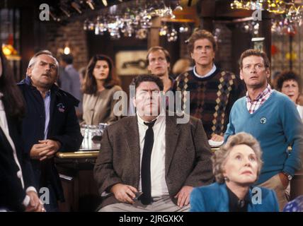 JOHN RATZENBERGER, KIRSTIE ALLEY, WOODY HARRELSON, GEORGE WENDT, TED DANSON, CHEERS, 1982 Stock Photo