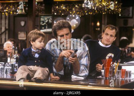 TED DANSON, WOODY HARRELSON, CHEERS, 1982 Stock Photo