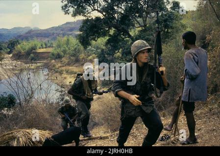 CHARLIE SHEEN, PLATOON, 1986 Stock Photo