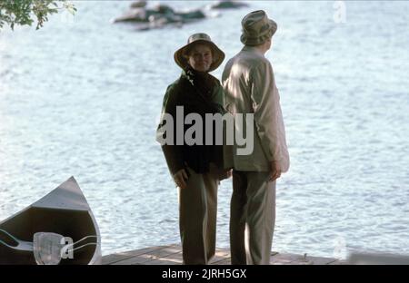 KATHARINE HEPBURN, HENRY FONDA, ON GOLDEN POND, 1981 Stock Photo