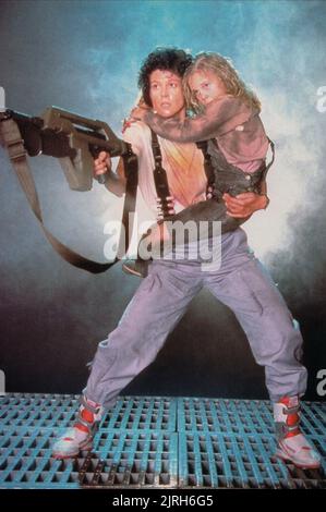 SIGOURNEY WEAVER, CARRIE HENN, ALIENS, 1986 Stock Photo - Alamy