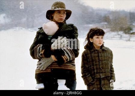 KELLY MCGILLIS, AMELIA BURNETTE, WINTER PEOPLE, 1989 Stock Photo