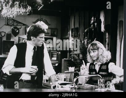 TED DANSON, SHELLEY LONG, CHEERS, 1984 Stock Photo