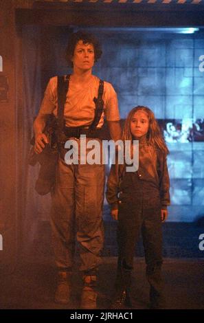 SIGOURNEY WEAVER, CARRIE HENN, ALIENS, 1986 Stock Photo - Alamy