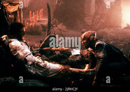 DENNIS QUAID, LOUIS GOSSETT JR., ENEMY MINE, 1985 Stock Photo