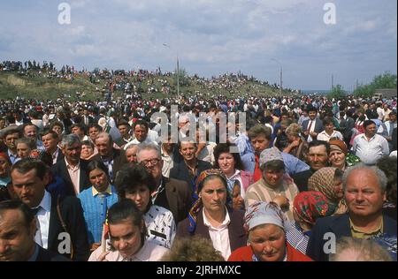 May 6, 1990, Botosani County, Romania. The Bridge of Flowers (Podul de Flori) event along the Prut River, that separated Romania and the Moldavian Socialist Republic. People were allowed for the first time since WWII to cross the border to their 'brothers' without a passport or visa. Stock Photo