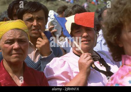 May 6, 1990, Botosani County, Romania. The Bridge of Flowers (Podul de Flori) event along the Prut River, that separated Romania and the Moldavian Socialist Republic. People were allowed for the first time since WWII to cross the border to their 'brothers' without a passport or visa. Stock Photo