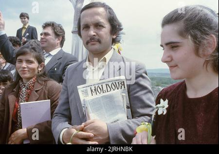 May 6, 1990, Botosani County, Romania. The Bridge of Flowers (Podul de Flori) event along the Prut River, that separated Romania and the Moldavian Socialist Republic. People were allowed for the first time since WWII to cross the border to their 'brothers' without a passport or visa. Stock Photo