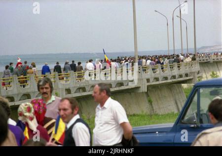 May 6, 1990, Botosani County, Romania. The Bridge of Flowers (Podul de Flori) event along the Prut River, that separated Romania and the Moldavian Socialist Republic. People were allowed for the first time since WWII to cross the border to their 'brothers' without a passport or visa. Stock Photo