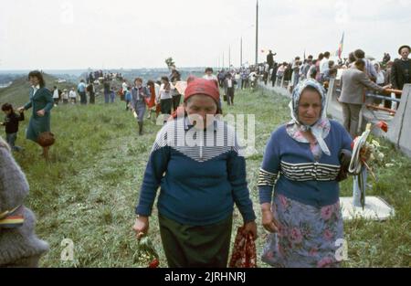 May 6, 1990, Botosani County, Romania. The Bridge of Flowers (Podul de Flori) event along the Prut River, that separated Romania and the Moldavian Socialist Republic. People were allowed for the first time since WWII to cross the border to their 'brothers' without a passport or visa. Stock Photo