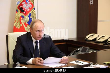 Novo-Ogaryovo, Russia. 24th Aug, 2022. Russian President Vladimir Putin hosts a virtual meeting with emergency service officials to discuss the response to wildfires during across the countrv, from the official residence of Novo-Ogaryovo, August 24, 2022 in Moscow Oblast, Russia. Dry hot weather has caused wildfires to spread across the Ryazan and Nizhny Novgorod regions and in the Republic of Mari El. Credit: Mikhail Klimentyev/Kremlin Pool/Alamy Live News Stock Photo