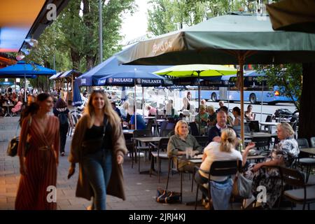 Munich, Germany. 24th Aug, 2022. The people enjoy the summer evening in Cafés, Bars, Restaurants and in the Englischer Garten in Munich, Germany on AUgust 24, 2022. (Photo by Alexander Pohl/Sipa USA) Credit: Sipa USA/Alamy Live News Stock Photo