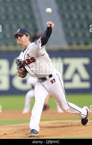 \ud83c\udf81] Take a look at the Dreamies' pictures\u2764 Thank you, Doosan Bears' player  Lee Byungheon for earnestly teaching me how to throw the first pitch. Photo  click \ud83d\udcf8 (230818 DC Twitter) : r\/dreamcatcher