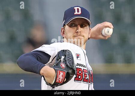 \ud83c\udf81] Take a look at the Dreamies' pictures\u2764 Thank you, Doosan Bears' player  Lee Byungheon for earnestly teaching me how to throw the first pitch. Photo  click \ud83d\udcf8 (230818 DC Twitter) : r\/dreamcatcher