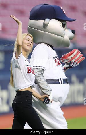 \ud83c\udf81] Take a look at the Dreamies' pictures\u2764 Thank you, Doosan Bears' player  Lee Byungheon for earnestly teaching me how to throw the first pitch. Photo  click \ud83d\udcf8 (230818 DC Twitter) : r\/dreamcatcher