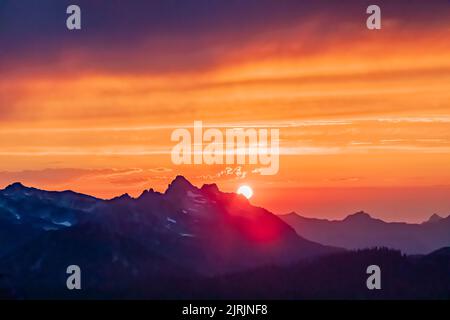 Smoky sunset over the mountains viewed from Evergreen Mountain Lookout, Cascade Range, Mt. Baker-Snoqualmie National Forest, Washington State, USA Stock Photo